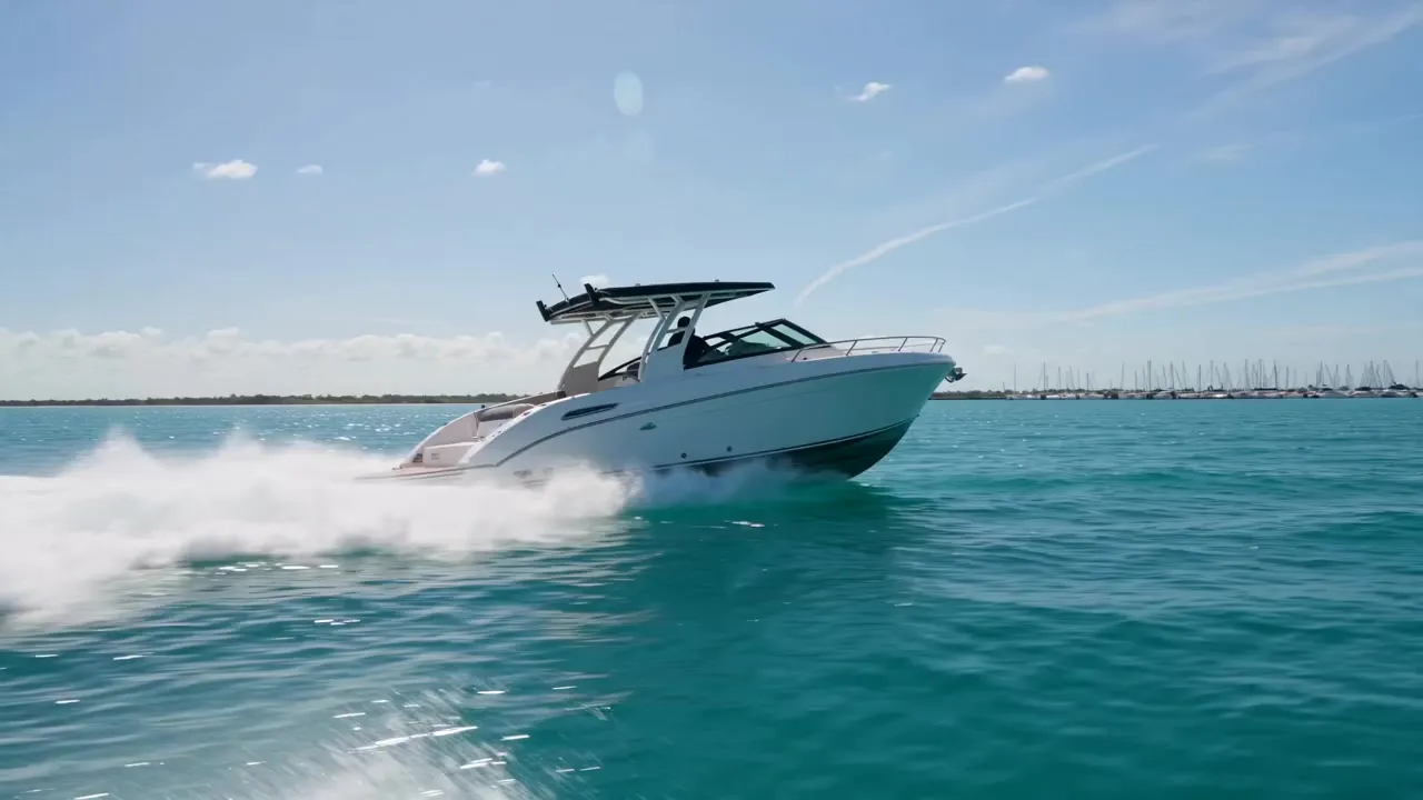Sportliches Motorboot gleitet bei strahlendem Sonnenschein über glitzerndes blaues Wasser